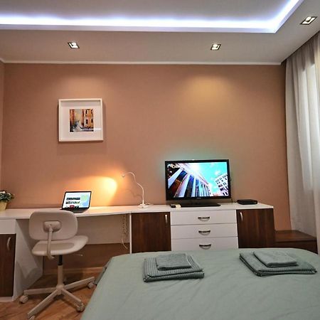 Modern Central 2-Bedroom Apartment With Parking Varna Esterno foto