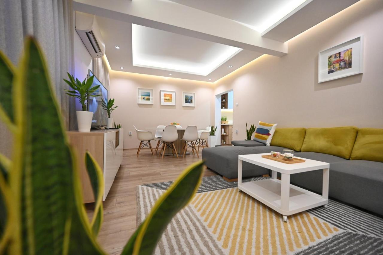 Modern Central 2-Bedroom Apartment With Parking Varna Esterno foto