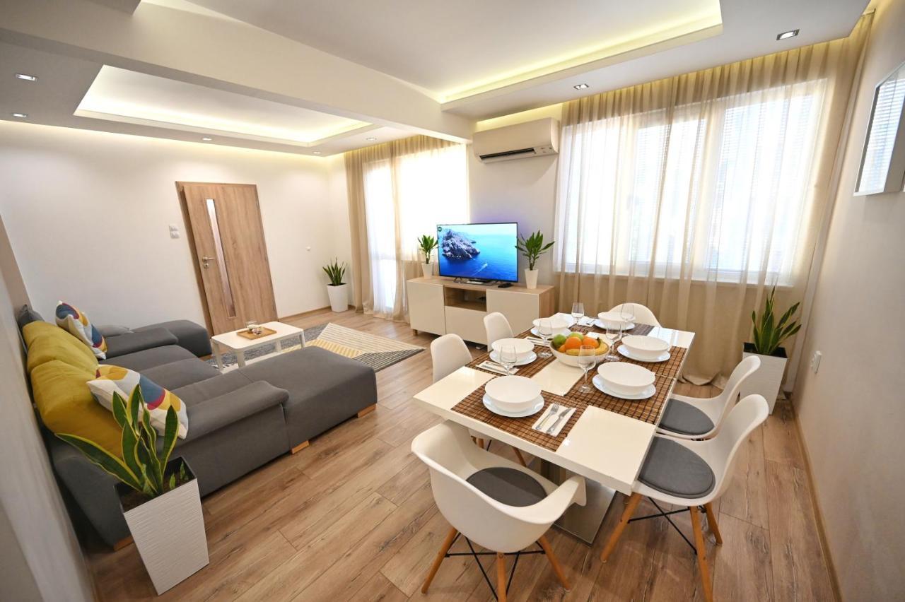 Modern Central 2-Bedroom Apartment With Parking Varna Esterno foto