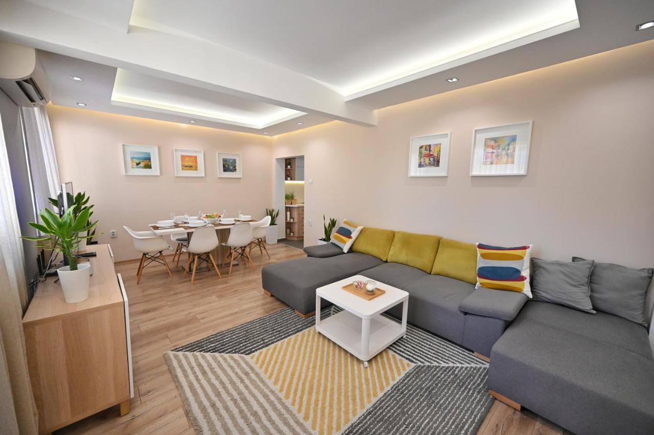 Modern Central 2-Bedroom Apartment With Parking Varna Esterno foto