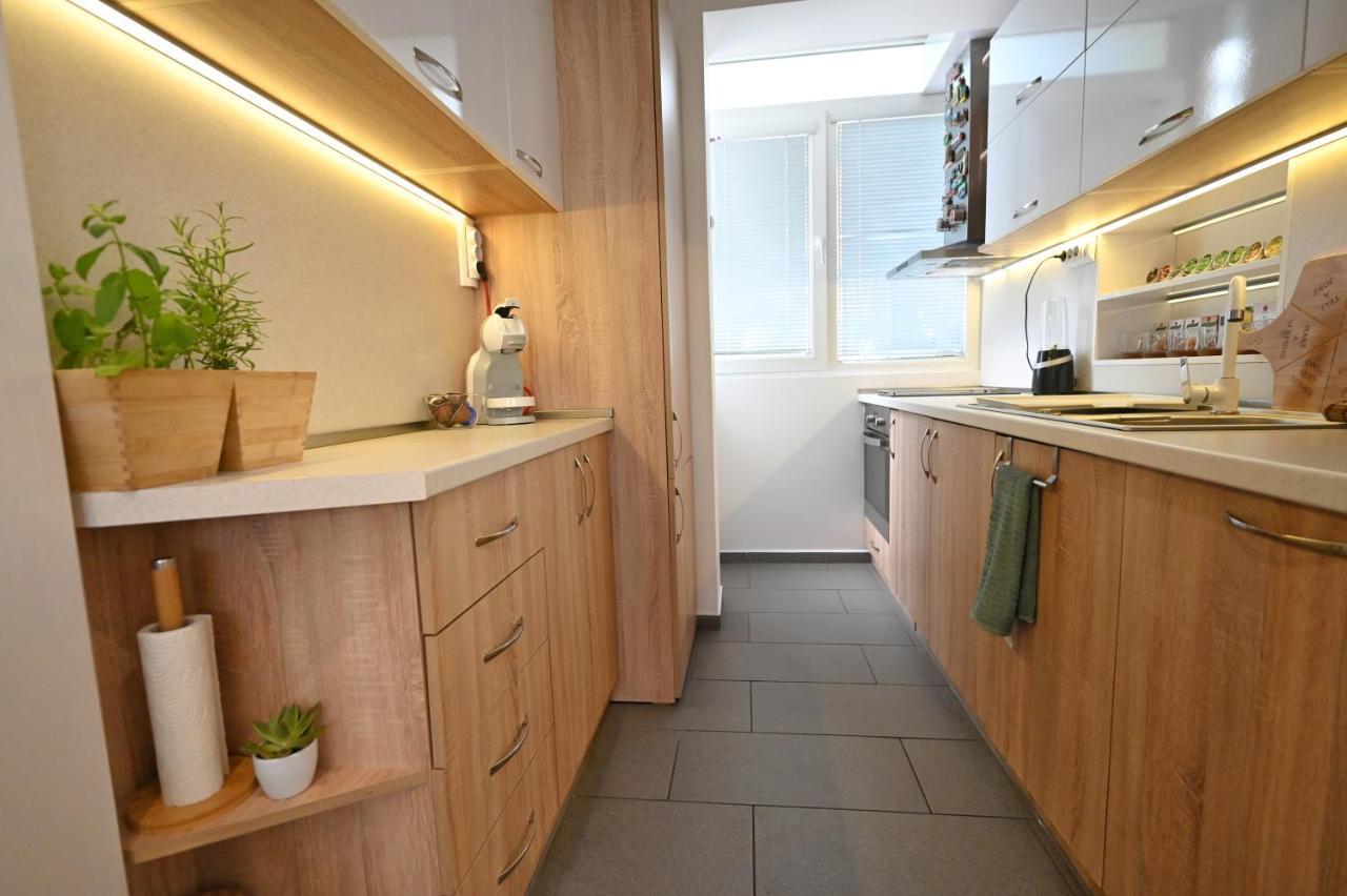 Modern Central 2-Bedroom Apartment With Parking Varna Esterno foto