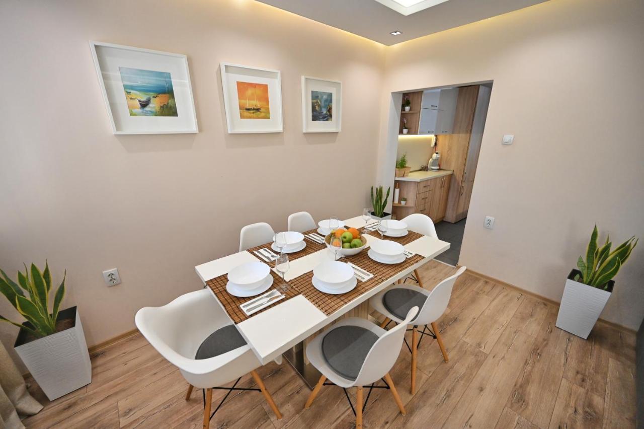 Modern Central 2-Bedroom Apartment With Parking Varna Esterno foto