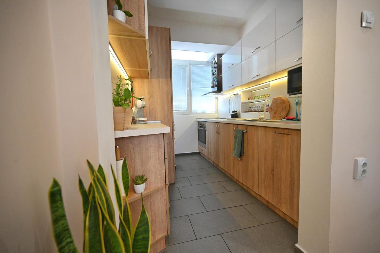 Modern Central 2-Bedroom Apartment With Parking Varna Esterno foto