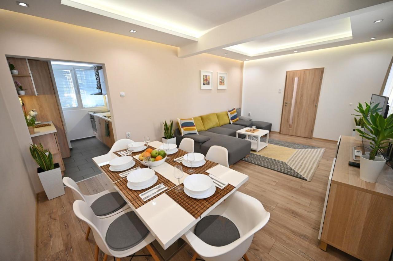 Modern Central 2-Bedroom Apartment With Parking Varna Esterno foto