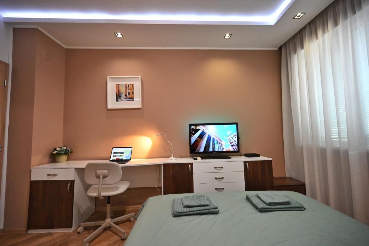 Modern Central 2-Bedroom Apartment With Parking Varna Esterno foto