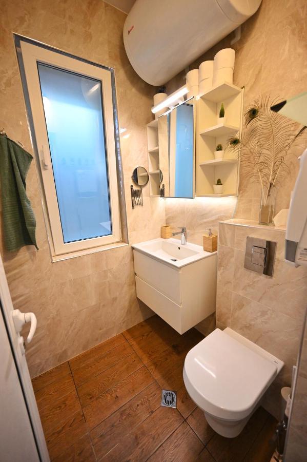 Modern Central 2-Bedroom Apartment With Parking Varna Esterno foto