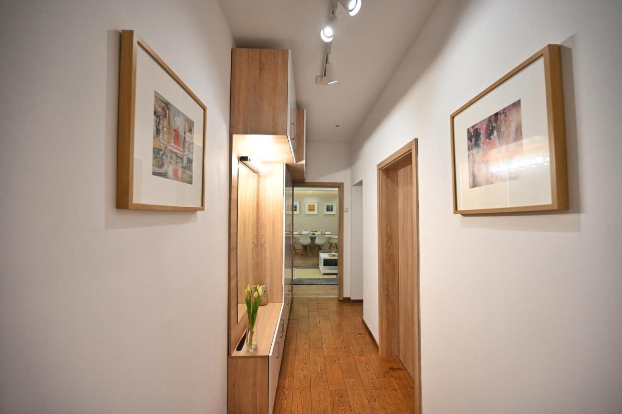 Modern Central 2-Bedroom Apartment With Parking Varna Esterno foto
