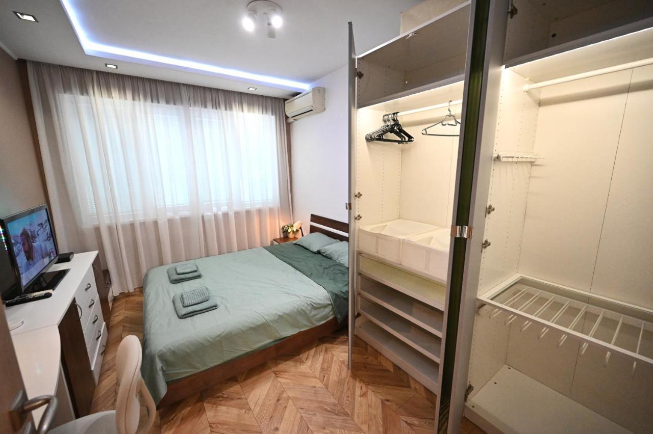 Modern Central 2-Bedroom Apartment With Parking Varna Esterno foto