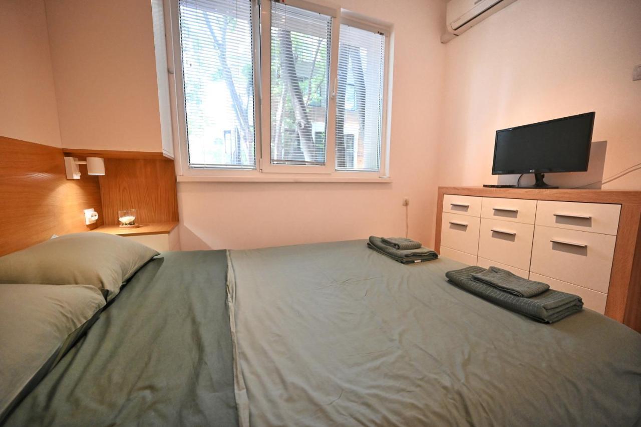 Modern Central 2-Bedroom Apartment With Parking Varna Esterno foto