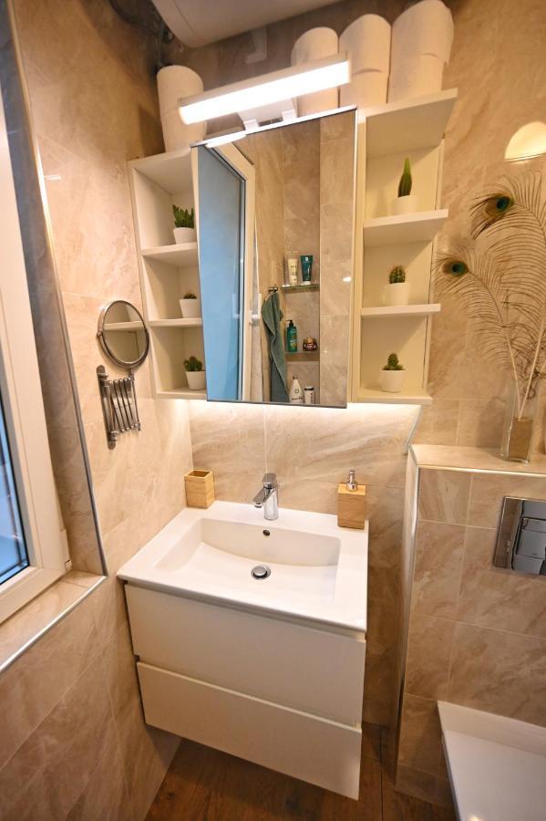 Modern Central 2-Bedroom Apartment With Parking Varna Esterno foto