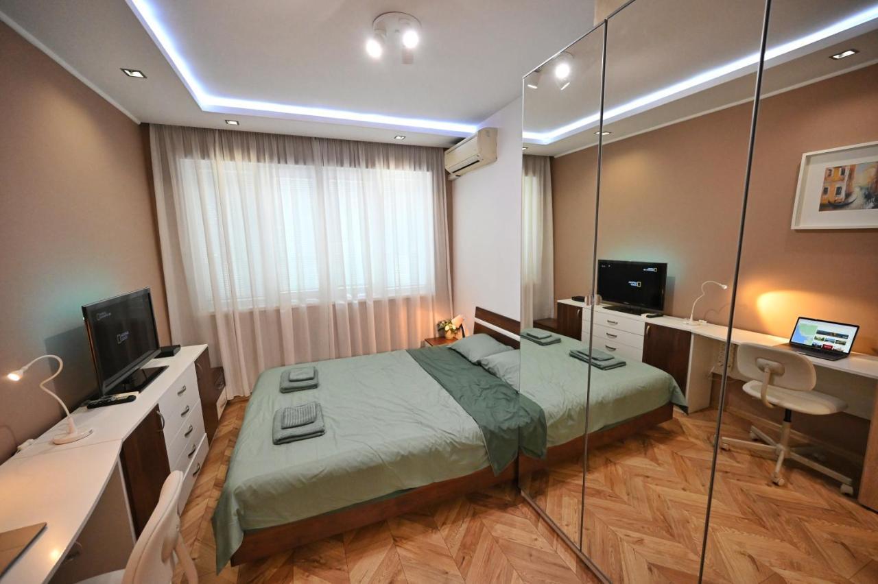 Modern Central 2-Bedroom Apartment With Parking Varna Esterno foto