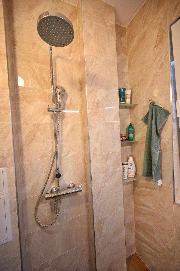Modern Central 2-Bedroom Apartment With Parking Varna Esterno foto